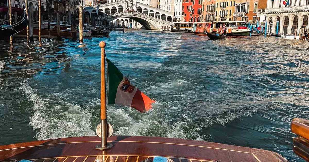 Незвичайний транспорт у Венеції